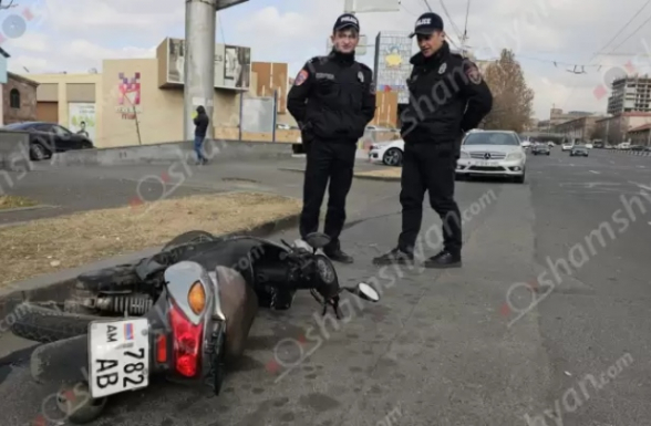 Երևանում բախվել են Mercedes-ն ու մոպեդը. վերջինը կողաշրջվել է, մոպեդավարը՝ հոսպիտալացվել